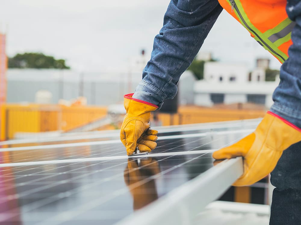 Electricista instalando paneles solares