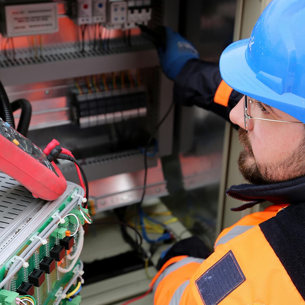 Electricista comprobando las protecciones eléctricas