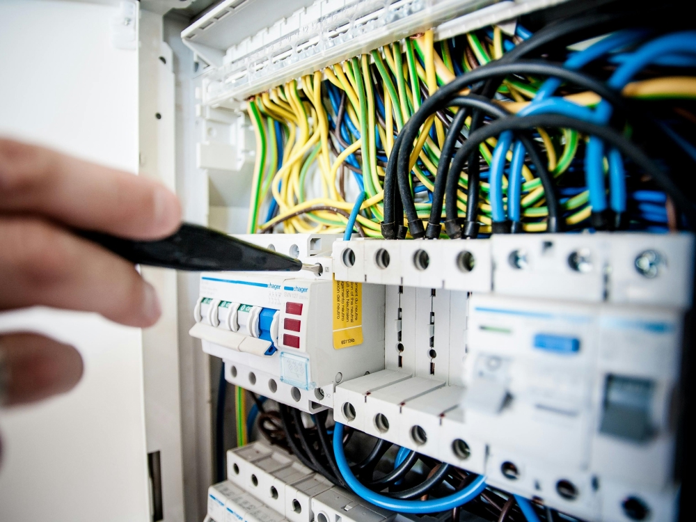 Electricista realizando mantenimiento eléctrico