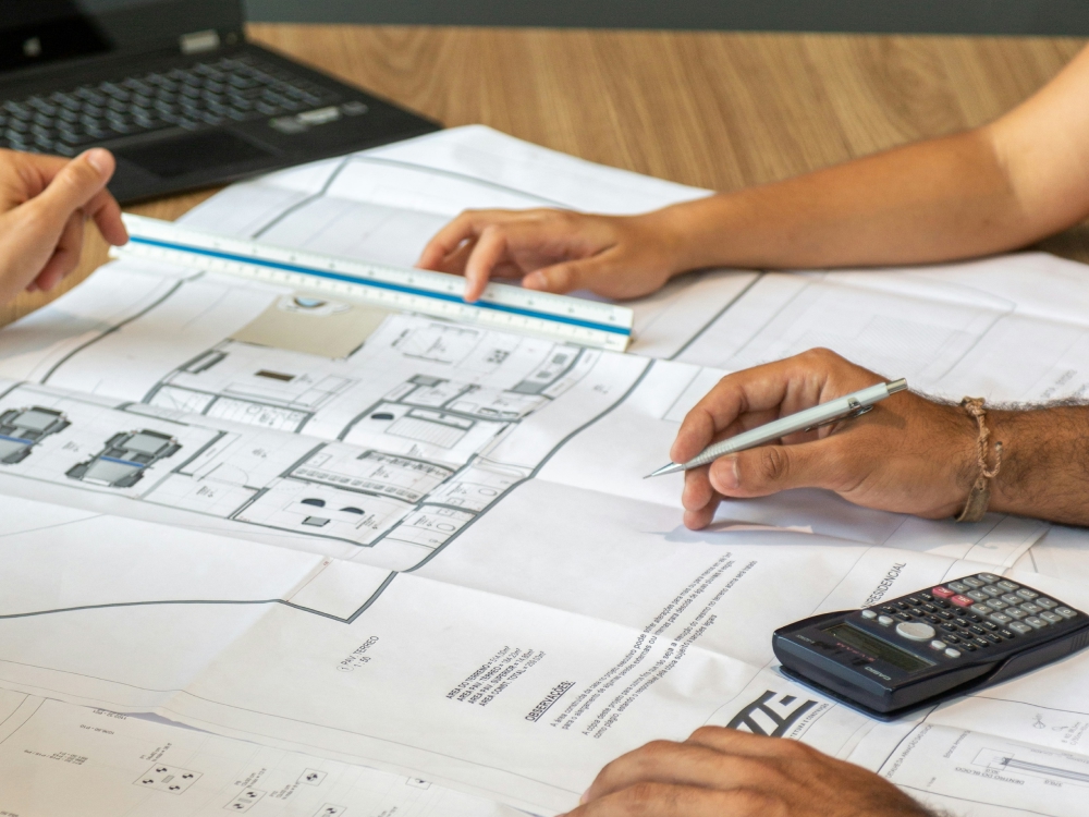Ingenieros revisando un proyecto eléctrico